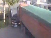 Clip: Kinh hoàng xe 7 chỗ bị xe tải “ép” nát bét